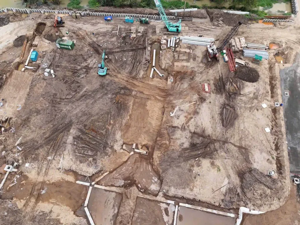 Khu vực thi công móng và hệ kè cọc bê tông ven sông Rạch Chiếc tại Imperia Sensa Park tháng 9 2026