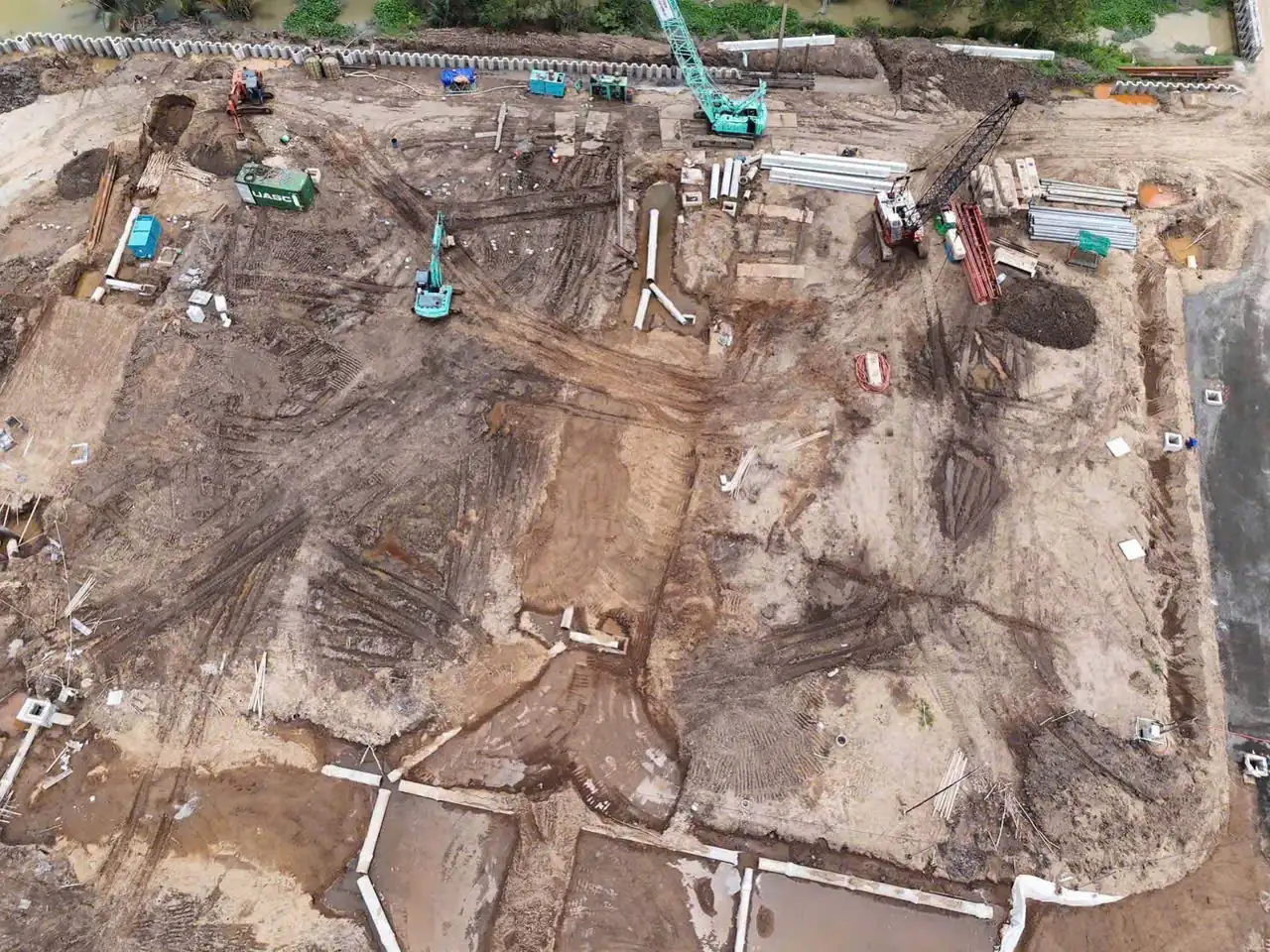 Khu vực thi công móng và hệ kè cọc bê tông ven sông Rạch Chiếc tại Imperia Sensa Park tháng 9 2026