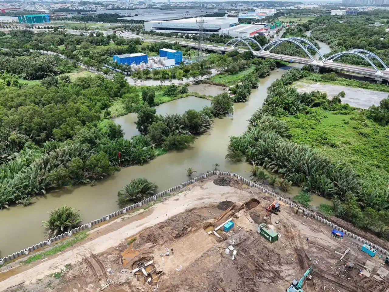 Vị trí Imperia Sensa Park giáp sông Rạch Chiếc, bờ đối diện còn thảm thực vật tự nhiên